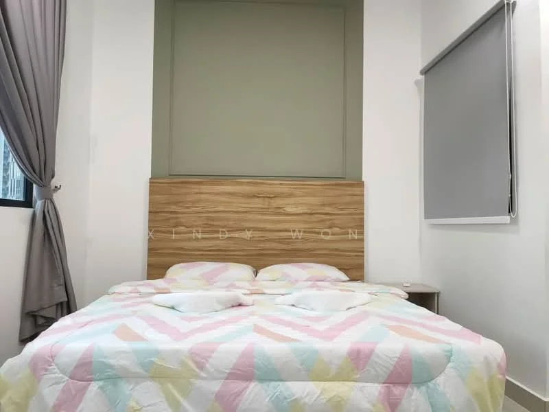 Bedroom features: king-size bed, upholstered headboard with wood paneling, chevron-patterned bedspread in pastel colors, nightstand, curtains in grey, roller blinds, white walls, green accent wall; style: modern.