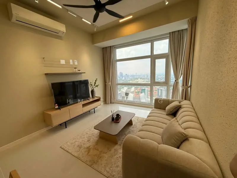 Living features: beige fabric 3-seater sofa, wood coffee table, wall-mounted TV, light wood TV console, floor-to-ceiling windows, sheer curtains, light-colored walls, recessed downlights, 1 wall-mounted split AC, area rug with geometric pattern, decorative plant; style: modern; view: city.