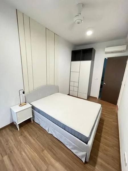 Bedroom features: queen-size bed with grey mattress, white bed frame, wooden flooring, white painted walls, built-in wardrobe with white and grey cabinetry, 1 bedside table with lamp, ceiling fan, wall-mounted air conditioning unit, recessed lighting; style: modern.