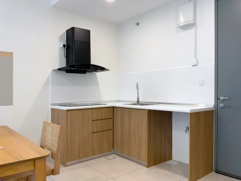 Kitchen features: L-shaped kitchen layout, white quartz countertop, wood cabinetry with natural finish, black wall-mounted range hood, stainless-steel sink, chrome pull-down faucet, built-in cooktop, tile backsplash, light-colored tile flooring, recessed ceiling lights; style: modern.