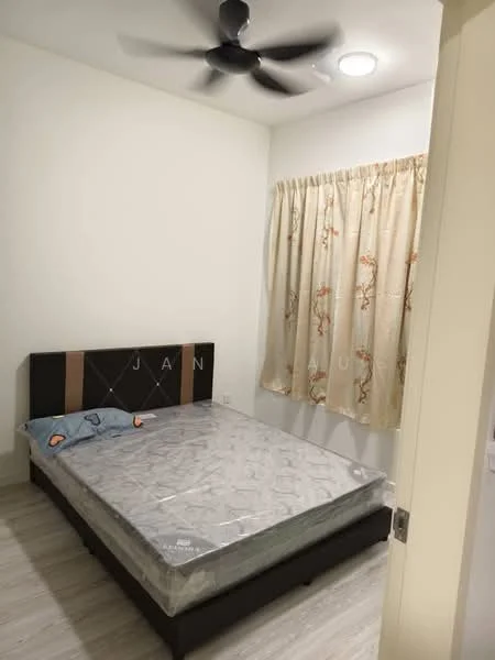 Bedroom features: queen-size bed, upholstered headboard, bedding with blue and grey pattern, ceiling fan, recessed ceiling light, curtains with floral pattern, light-coloured walls, laminate flooring; style: modern.