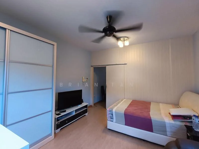 Bedroom features: queen-size bed, upholstered headboard, 2 bedside lamps, wall-mounted TV, TV console, sliding mirror wardrobe, ceiling fan with light, light-colored walls, laminate flooring, decorative wall paneling; style: modern.