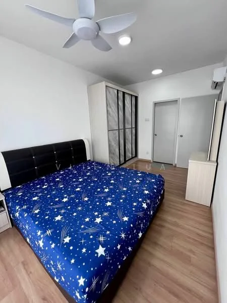 Bedroom features: queen-size bed with star-patterned bedding, black upholstered headboard, built-in wardrobe with sliding doors, wooden flooring, ceiling fan, wall-mounted air conditioning unit, nightstand, table lamp, white painted walls, door leading to hallway; style: modern.