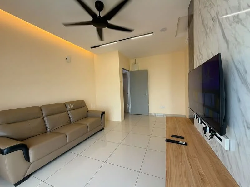 Living features: 3-seater leather sofa in beige, wall-mounted TV, wooden TV console, marble accent wall, white painted walls, recessed LED downlights, ceiling fan, glossy tile flooring, decorative wall with lighting, open layout; style: modern.