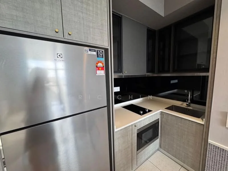 Kitchen features: stainless-steel fridge, single-bowl stainless-steel sink, chrome pull-down faucet, black countertop, grey cabinetry, built-in oven, glass-front upper cabinets, black tile backsplash, ceramic tile flooring; style: modern.