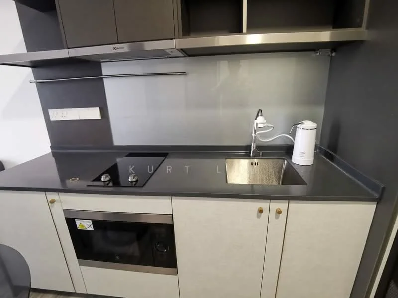 Kitchen features: grey countertop, single-bowl stainless-steel sink, chrome pull-down faucet, built-in microwave, freestanding range oven, stainless-steel kettle, upper cabinetry with grey finish, lower cabinetry with light wood finish, black cooktop, wall-mounted shelf; style: modern.