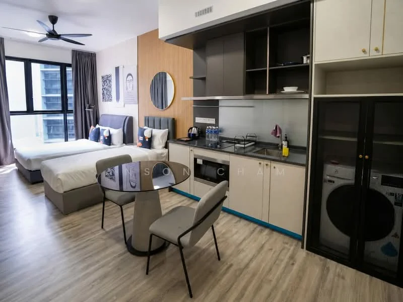 Living features: laminate flooring, grey accent wall, white painted walls, floor-to-ceiling windows, black ceiling fan, round mirror, 2-seater grey sofa, queen-size bed, built-in kitchen with grey cabinets, stainless-steel gas hob, kitchen sink, refrigerator, front-load washing machine, dining table with 4 chairs; style: modern; view: city.