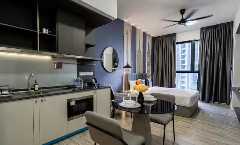 Living features: open-plan layout, grey cabinetry, black countertop, stainless-steel sink, chrome pull-down faucet, built-in stove, refrigerator, round dining table, upholstered dining chairs, queen-size bed, bedside lamps, floor-to-ceiling windows, curtains, ceiling fan with light, wooden flooring; style: modern; view: city.