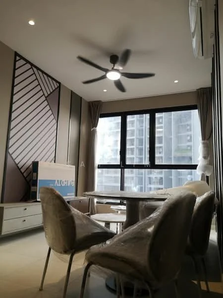 Dining features: round dining table, 4 upholstered dining chairs, 5-blade ceiling fan with light, floor-to-ceiling windows, curtains, wall-mounted air conditioning unit, decorative wall with geometric pattern, light-colored flooring; style: modern; view: city.