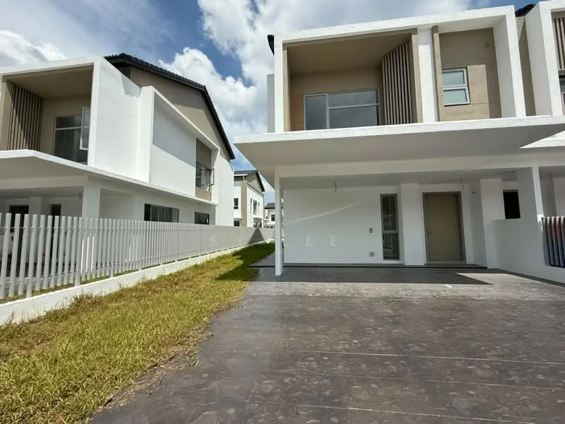 Exterior type: linked terrace house; features: white painted facade, flat roof, two-storey structure, concrete driveway, manicured lawn, fenced front yard, large windows, balcony on upper floor, modern architectural design; style: modern.