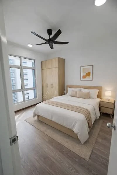 Bedroom features: king-size bed with beige bedding, upholstered headboard, 2 bedside lamps, built-in wardrobe with sliding doors, 5-blade ceiling fan, large windows with city view, wooden flooring, area rug with neutral color; style: modern; view: city.
