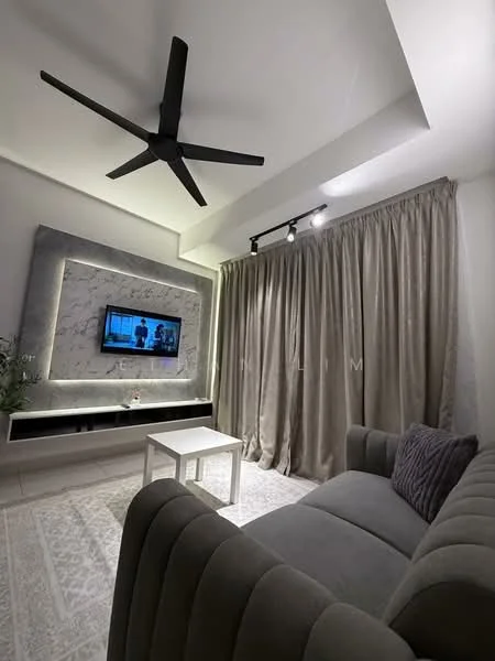 Living features: 3-seater fabric sofa in grey, white coffee table, wall-mounted TV, TV console with backlighting, floor-to-ceiling curtains in beige, recessed LED downlights, 5-blade ceiling fan in black, decorative wall with marble finish, area rug with geometric pattern; style: modern.