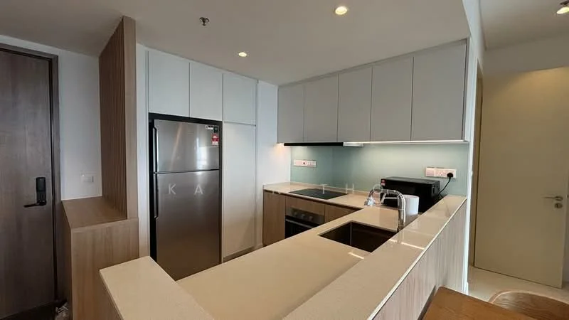 Kitchen features: stainless-steel fridge, built-in oven, 4-burner gas hob, single-bowl stainless-steel sink, chrome pull-down faucet, quartz countertop, white cabinetry, glass backsplash, recessed downlights; style: modern.