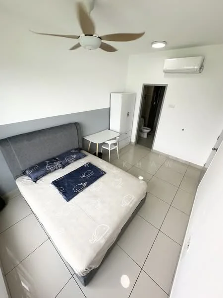 Bedroom features: king-size bed, upholstered headboard, 2 bedside pillows, white bedding, ceiling fan with light, wall-mounted air conditioning unit, white walls, grey accent wall, tiled flooring, small study table, chair, built-in wardrobe, doorway leading to bathroom; style: modern.