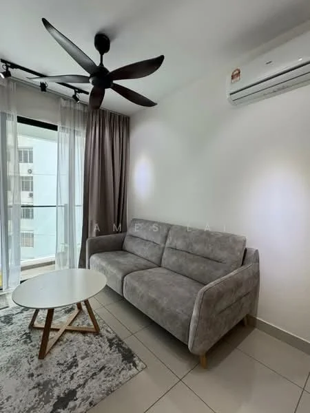 Living features: 3-seater fabric sofa in grey, round coffee table with wooden legs, area rug with geometric pattern, floor-to-ceiling windows, sheer curtains, wall-mounted split AC, recessed downlights, light grey walls, tile flooring, ceiling fan with 5 blades; style: modern.