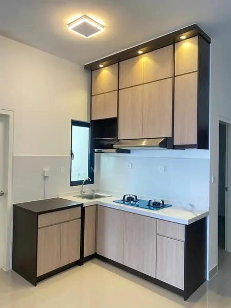 Kitchen features: laminate cabinetry in light wood and dark brown, white quartz countertop, single-bowl stainless-steel sink, chrome pull-down faucet, built-in gas hob with two burners, exhaust hood, white tiled backsplash, recessed LED downlights, floor-to-ceiling window, light fixture with square design; style: modern.
