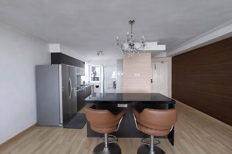 Kitchen features: black granite countertop, stainless-steel fridge, built-in kitchen cabinetry, pendant lighting, chandelier, bar stools, open layout, wooden flooring, grey backsplash, recessed downlights; style: modern.