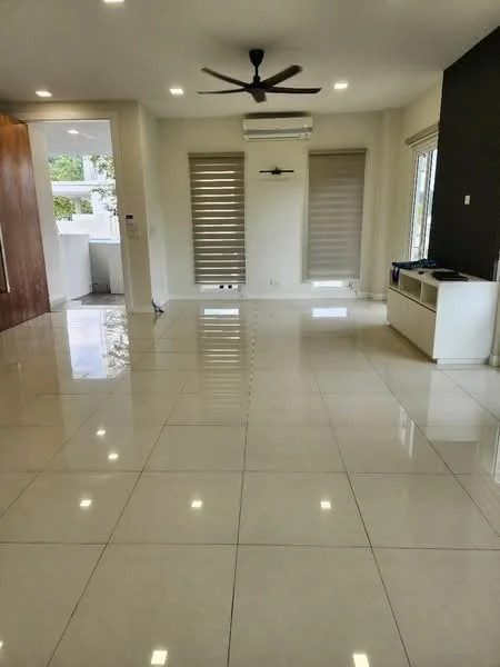 Living features: polished ceramic tile flooring, white painted walls, dark accent wall, 5-blade ceiling fan, wall-mounted air conditioning unit, roller blinds on windows, large windows, open layout; style: modern.