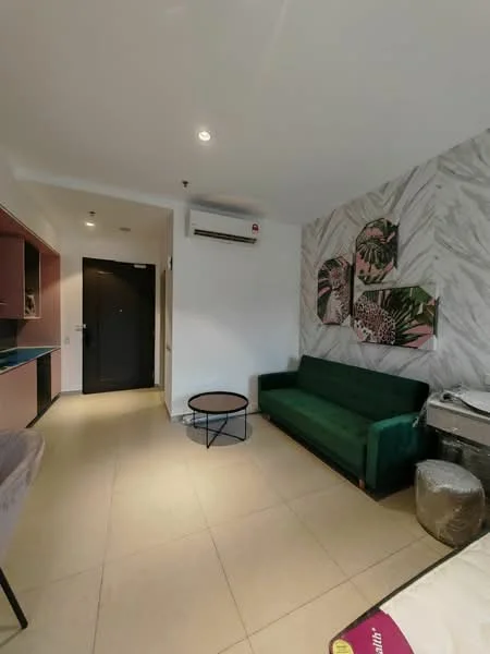 Living features: green fabric sofa, round coffee table, wall-mounted air conditioning unit, marble accent wall, light-colored tiled flooring, decorative wall art, open kitchen area, black front door; style: modern.