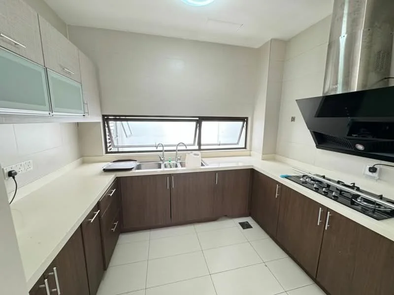 Kitchen features: L-shaped countertop in cream, brown wooden cabinetry, stainless-steel sink, chrome pull-down faucet, built-in gas hob with multiple burners, exhaust hood, white tiled backsplash, white tiled flooring, large window for natural light, recessed ceiling lights; style: modern.
