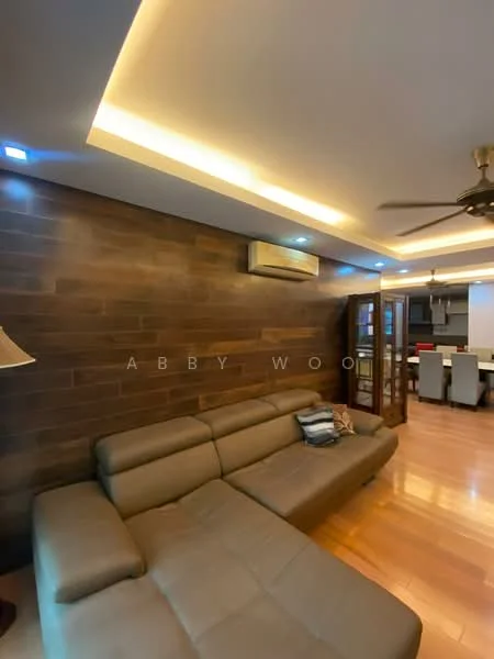 Living features: L-shape sectional sofa in beige, wood accent wall, recessed LED downlights, ceiling fan, wooden flooring, glass display cabinet, wall-mounted air conditioning unit; style: modern.