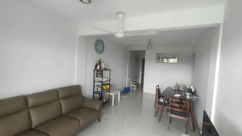 Living features: 3-seater leather sofa in brown, ceiling fan, white painted walls, polished concrete flooring, wall-mounted clock, dining table with 4 chairs, open shelving unit, TV console, decorative mirror; style: modern.