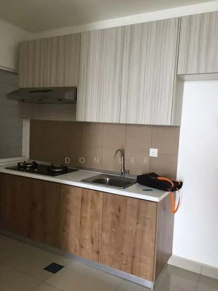 Kitchen features: laminate cabinetry in light wood finish, white countertop, stainless-steel sink, chrome pull-down faucet, 2-burner gas hob, built-in range hood, cream tiled backsplash, grey tiled flooring; style: modern.