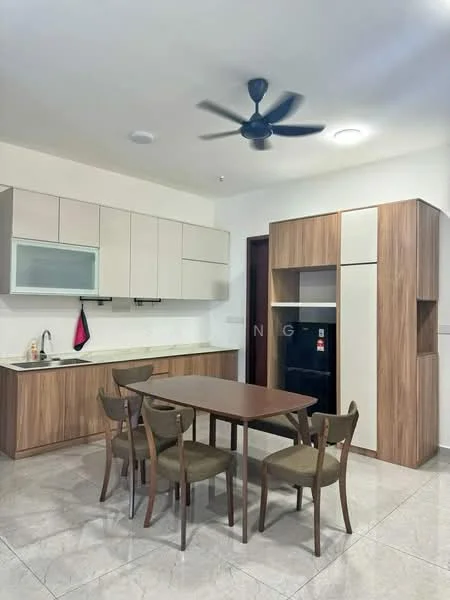 Kitchen features: laminate cabinetry in light beige and wood finish, white countertop, single-bowl stainless-steel sink, chrome pull-down faucet, built-in refrigerator, 4-seater dining table in wood, 4 wooden dining chairs with upholstered seats, ceramic tile flooring, ceiling fan, recessed downlights; style: modern.