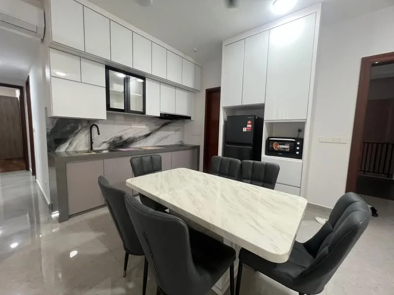 Kitchen features: white cabinets with flat-panel design, grey countertop with veining, stainless-steel sink, chrome pull-down faucet, built-in oven, black microwave, stainless-steel fridge, marble backsplash, 5-seater dining table with marble top, black upholstered dining chairs, recessed downlights, wall-mounted split AC, polished tile flooring; style: modern.