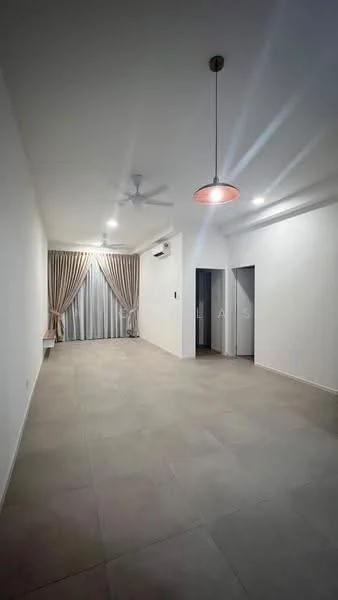 Living features: white painted walls, tile flooring, 5-blade ceiling fan, pendant light, curtains in beige, air conditioning unit, recessed lighting, open layout; style: modern.