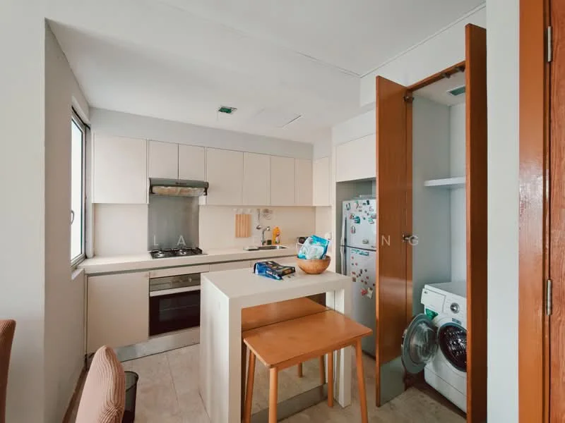 Kitchen features: white cabinetry, stainless-steel sink, chrome pull-down faucet, granite countertop, built-in oven, 4-burner gas hob, exhaust hood, refrigerator, washing machine, tile flooring, window with natural light, breakfast bar with stools; style: modern.