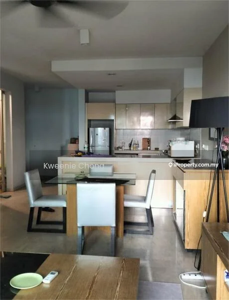 Kitchen features: open-plan layout, white cabinetry, stainless-steel fridge, built-in oven, 4-burner gas hob, single-bowl stainless-steel sink, chrome pull-down faucet, grey countertop, pendant light, dining table with 4 chairs, ceiling fan, polished concrete flooring; style: modern.