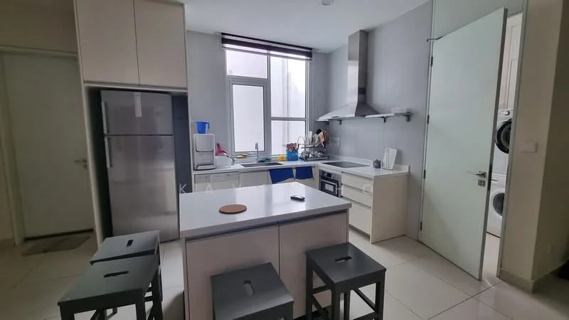 Kitchen features: white cabinetry, grey countertop, stainless-steel fridge, built-in oven, 4-burner gas hob, stainless-steel range hood, single-bowl stainless-steel sink, chrome pull-down faucet, white tiled backsplash, island with seating for 3, window with natural light, ceramic tile flooring, washing machine, dryer; style: modern.