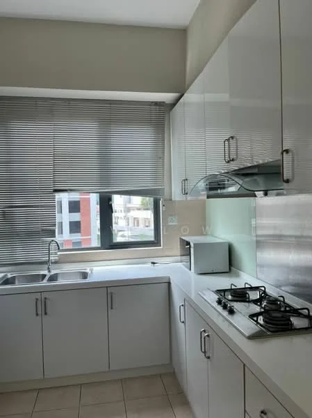 Kitchen features: white glossy cabinetry, stainless-steel sink, chrome pull-down faucet, granite countertop, built-in gas hob with 3 burners, exhaust hood, tile backsplash, window with blinds, light-colored wall, cream tiled flooring; style: modern.