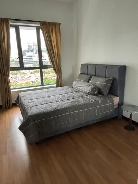 Bedroom features: king-size bed with upholstered headboard, grey bedding with grid pattern, wooden flooring, floor-to-ceiling windows, curtains in beige, nightstand with lamp, decorative wall, city view; style: modern; view: city.