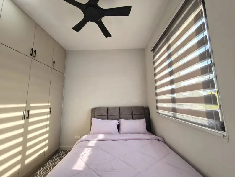Bedroom features: queen-size bed with lavender bedding, upholstered headboard in grey, built-in wardrobe with light grey doors, ceiling fan with 3 blades, roller blinds with alternating stripes, grey patterned flooring, decorative wall with light grey paint; style: modern.