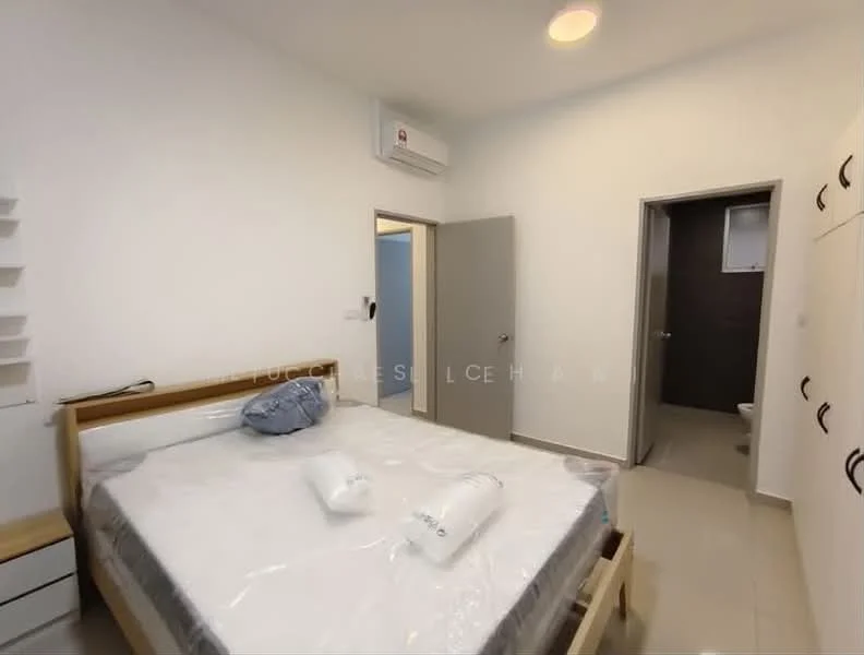Bedroom features: queen-size bed, white walls, light-colored flooring, 1 wall-mounted split AC, built-in wardrobe, nightstand, bed linens, ceiling light; style: modern. Room features: door to bathroom, grey tiled wall, toilet visible.