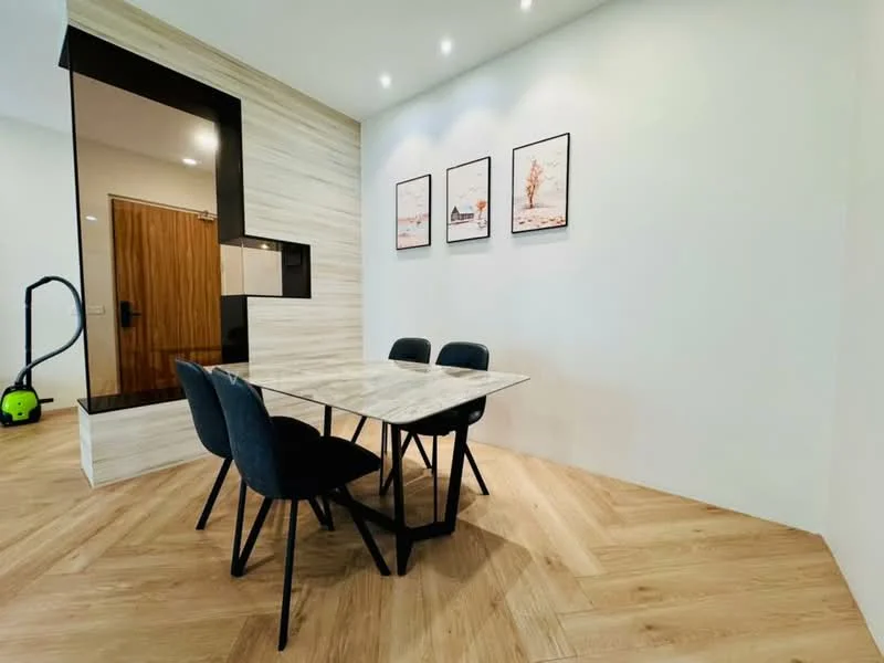 Dining features: marble dining table, 4 upholstered dining chairs in black, wooden flooring, white painted walls, recessed downlights, framed artwork on walls, open space layout; style: modern.