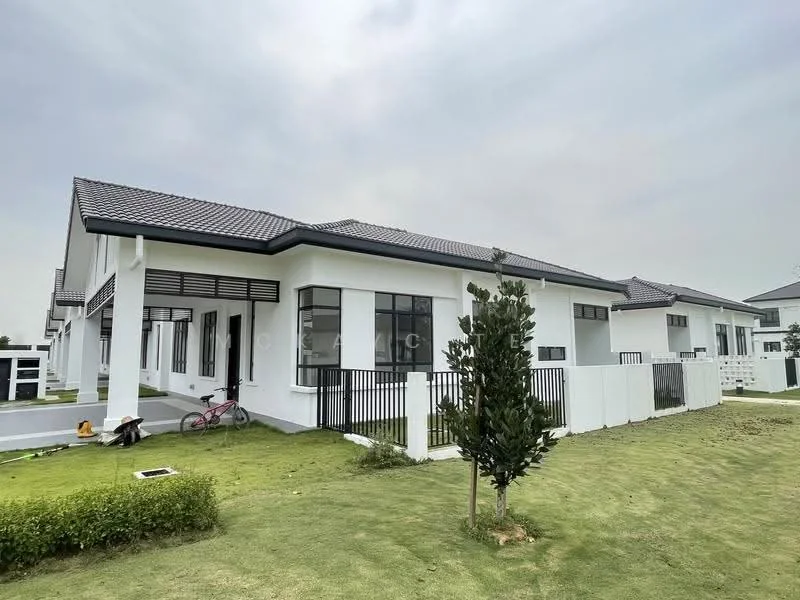 Exterior type: detached bungalow; features: white painted facade, flat roof, single-storey, manicured lawn, fenced yard, landscaped garden, paved walkway, outdoor bicycle storage, adjacent to other residential units; style: modern.