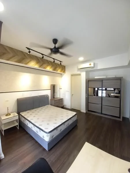 Bedroom features: queen-size bed, upholstered headboard, 2 bedside lamps, wooden flooring, 5-blade ceiling fan with light, wall-mounted split AC, built-in wardrobe with mirrored doors, decorative wall paneling, study desk, light fixture, neutral wall color; style: modern.