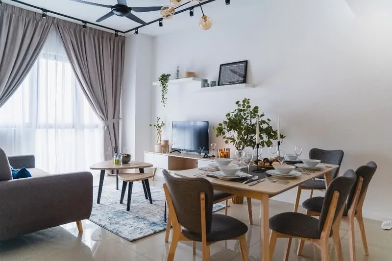 Living features: grey fabric sofa, wooden coffee table, 4-seater dining table, grey upholstered dining chairs, TV console, wall-mounted TV, decorative shelf, houseplants in ceramic pots, area rug with geometric pattern, curtains, ceiling fan with light, recessed downlights, white painted walls, tile flooring; style: modern; view: city.