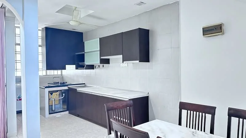 Kitchen features: white tiled walls, blue accent wall, marble countertop, dark wood cabinetry, stainless-steel gas hob, built-in kitchen hood, single-bowl stainless-steel sink, dining table with marble top, 4 wooden dining chairs, ceiling fan, wall-mounted air conditioning unit; style: modern.