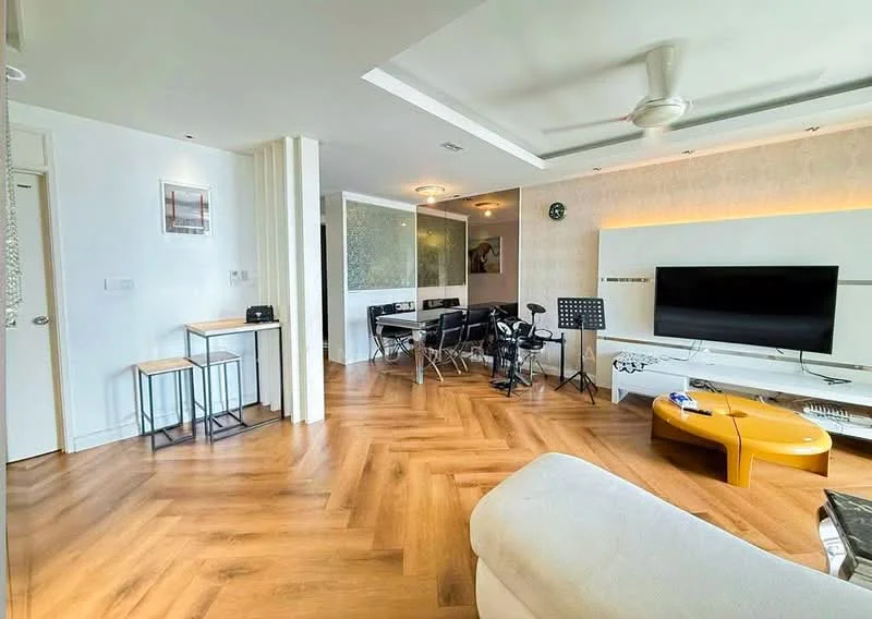Living features: herringbone patterned wood flooring, white painted walls, recessed downlights, ceiling fan, wall-mounted TV, entertainment unit, sofa in light color, coffee table in unique shape, dining table with chairs, decorative wall art, open layout, large windows for natural light; style: modern.