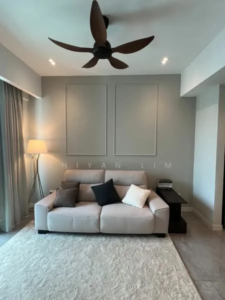 Living features: 3-seater fabric sofa in light beige, black and white decorative cushions, area rug with neutral color, floor lamp with warm light, ceiling fan with 5 blades, grey painted walls, recessed lighting, wooden side table; style: modern.