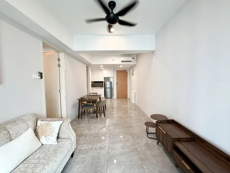 Living features: 3-seater fabric sofa in light beige, ceiling fan with light, marble tile flooring, wall-mounted air conditioning unit, TV console, coffee table, dining table with 4 chairs, open layout, white painted walls, recessed lighting; style: modern.