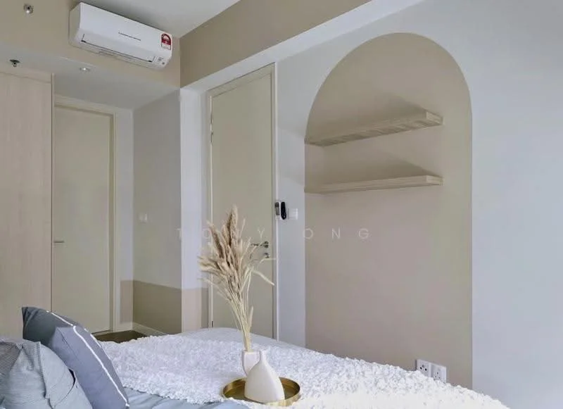 Room features: light grey painted walls, beige accent wall, wooden flooring, 1 wall-mounted split AC, arched shelf niche with wooden shelves, white door, decorative vase with dried plants, round tray on table, bed with white bedding; style: modern.