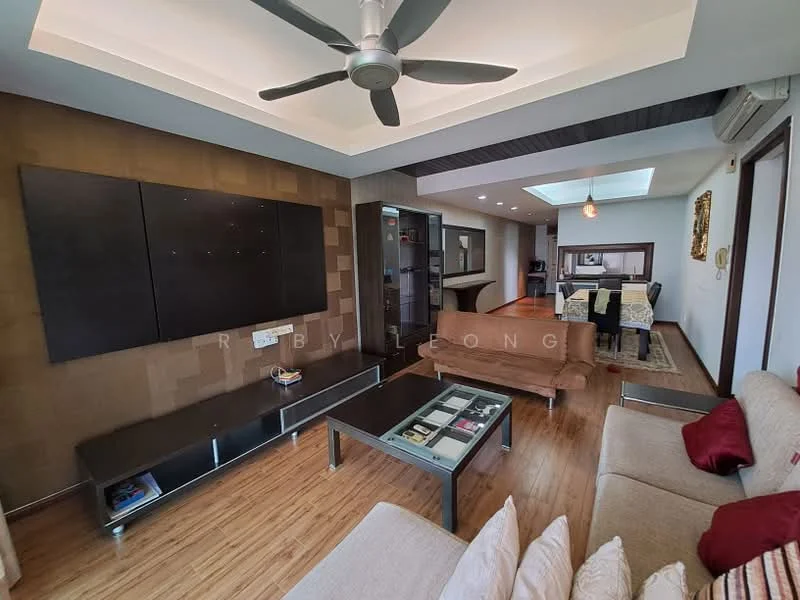 Living features: 5-blade ceiling fan with light, sofa in beige fabric, coffee table with glass top, TV console with wall-mounted TV, wooden flooring, decorative wall with textured panels, recessed lighting, open layout to dining area, large windows for natural light; style: modern.