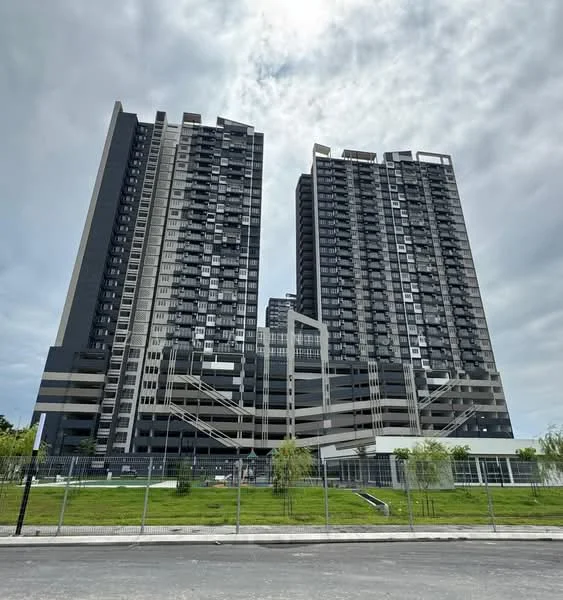 Exterior type: high-rise condominium; features: glass curtain wall, exposed concrete facade, recessed balconies, projecting balconies, manicured lawn, surrounded by greenery, multi-storey car park, double-volume main lobby; style: modern.