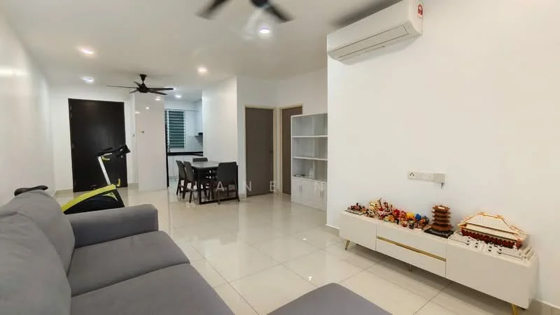 Living features: grey fabric sofa, white tiled flooring, white painted walls, recessed LED downlights, ceiling fan, wall-mounted air conditioning unit, TV console with decorative items, open shelving unit, dining table with chairs, black door, large window with blinds; style: modern.