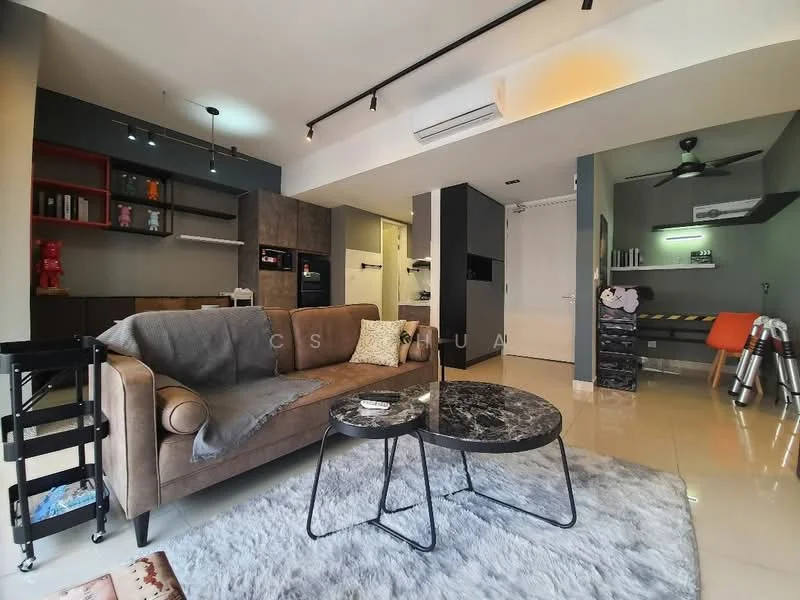 Living features: 3-seater fabric sofa in beige, marble coffee table, area rug with geometric pattern, wall-mounted TV, ceiling fan, recessed downlights, open shelving unit, decorative wall art, tile flooring, air conditioning unit, kitchenette area with cabinetry, black countertop, stainless-steel appliances; style: modern.